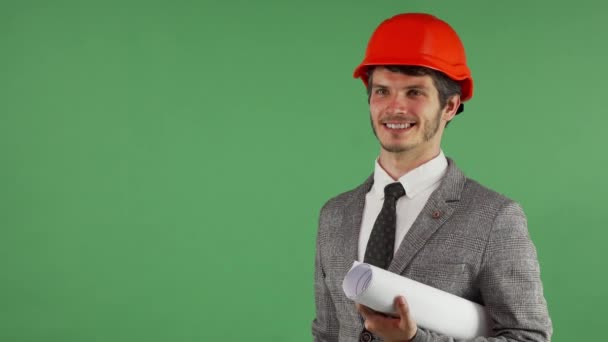 Веселий красивий інженер тримає місце для копіювання на руці — стокове відео