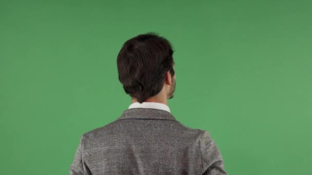 Visão traseira tiro de um empresário colocando em capa dura protetora — Vídeo de Stock