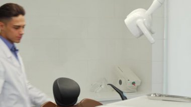 Yakışıklı profesyonel dişçi ofisinde poz
