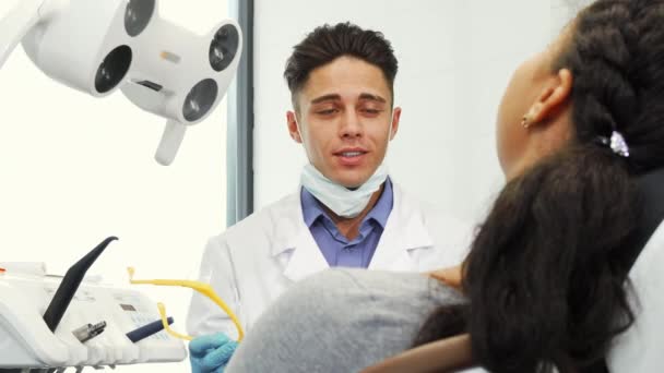 英俊的男性牙医与他的病人工作 — 图库视频影像