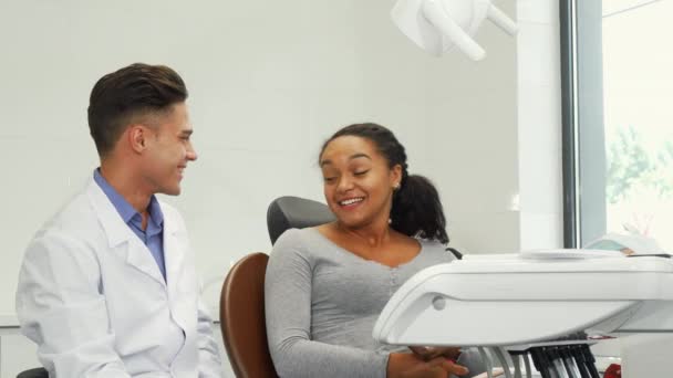 Mujer feliz tomando una selfie con su dentista usando un teléfono inteligente — Vídeo de stock