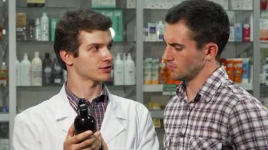Bir eczacı eczaneden konuşuyor yakışıklı adam