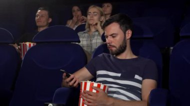 Film Theatre onun telefonda konuşan adam