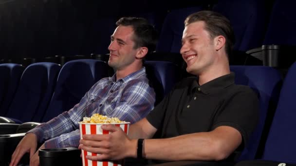 Δύο άνδρες φίλοι γελώντας ενώ παρακολουθούν κωμωδίες στο σινεμά — Αρχείο Βίντεο