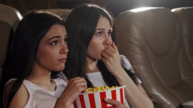 Birlikte dramatik film izlerken arkadaşlar