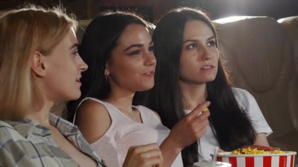 Három gyönyörű fiatal nő mosolyog a kamerába-at a filmszínház — Stock videók