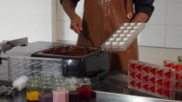 Професійний шоколатьє працює на кухні — стокове відео