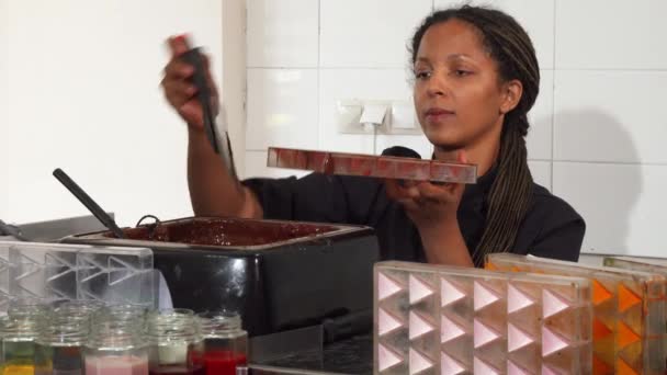 Жінка шоколатьє працює на її кухні — стокове відео