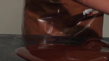 Chocolatier sıcak çikolata onun mutfak çalışma Meneviş fırınları