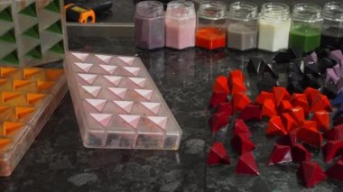 Lezzetli tatlılar dükkanında masada renkli çikolata şeker