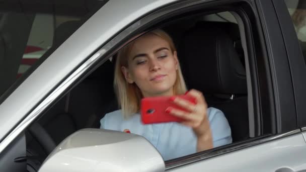 Belo motorista feminino tomando selfies com suas chaves do carro — Vídeo de Stock