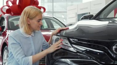 Yeni bir otomobil exaining ise kameraya gülümseyen güzel kadın