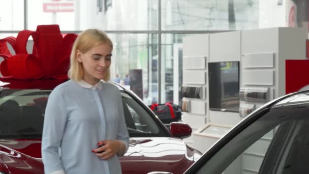 Joven hermosa alegre mostrando las llaves de su nuevo coche — Vídeos de Stock