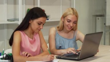 Birlikte laptop kullanma eğitimi iki güzel kız öğrenci