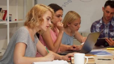 Üniversite Auditorium'da okuyan öğrencilerin grup