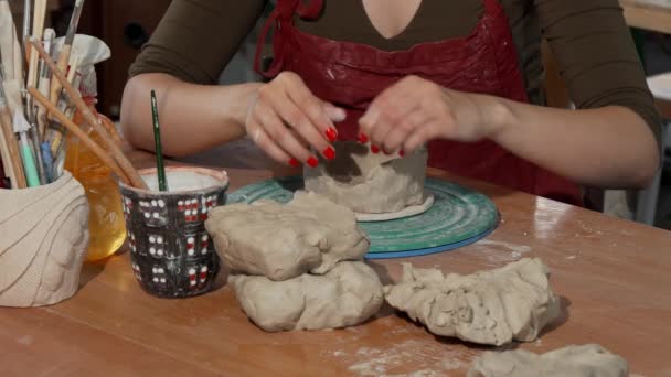 Vrouw werken met keramiek bij de pottenbakkerij — Stockvideo