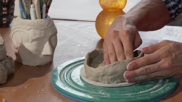Malíř keramiky tvarování hlíny, vytvoření mísy v jeho dílně — Stock video