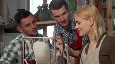 Seramik sanatçıları bir heykel üzerinde birlikte çalışma grubu