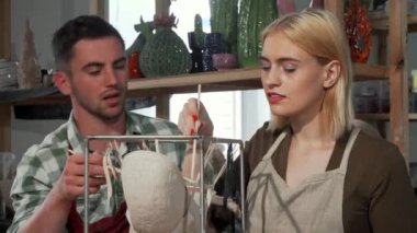 Profesyonel potter onun kız öğrenci atölye yardım