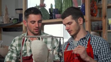 Akıllı Usta ve onun öğrencisi kullanarak telefon seramik heykel dekorasyon