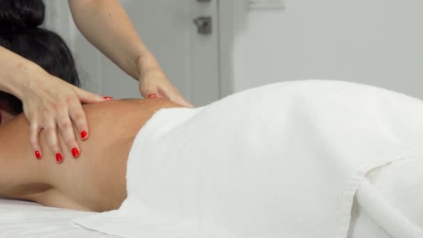 Kvinna att få lugnande massage i händerna på en professionell massör — Stockvideo