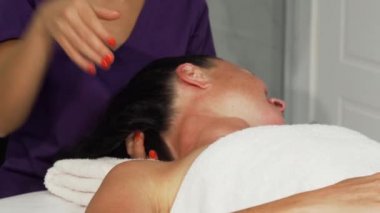 Genç mutlu kadın terapist masaj bir istemciye vererek