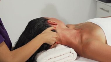 Çekici Olgun kadın baş masajı alınırken rahatlatıcı