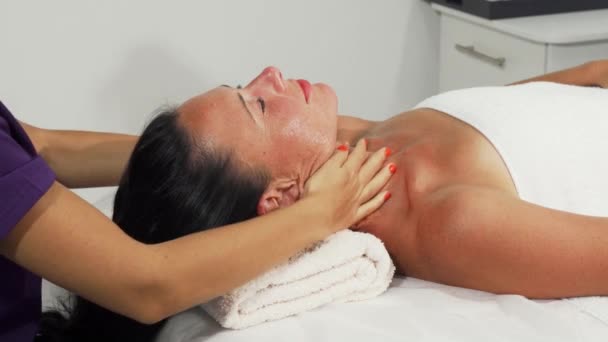 Счастливая зрелая женщина получает массаж головы и шеи — стоковое видео