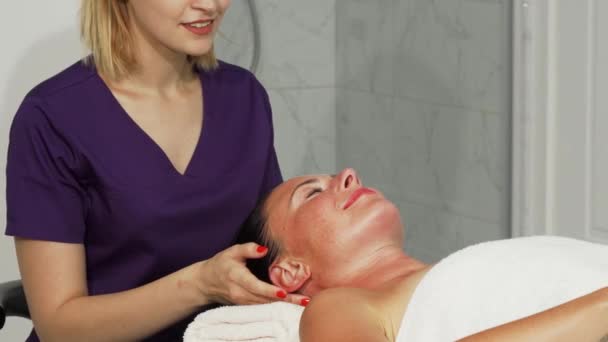 Расслабленная счастливая женщина получает массаж головы в спа-центре — стоковое видео