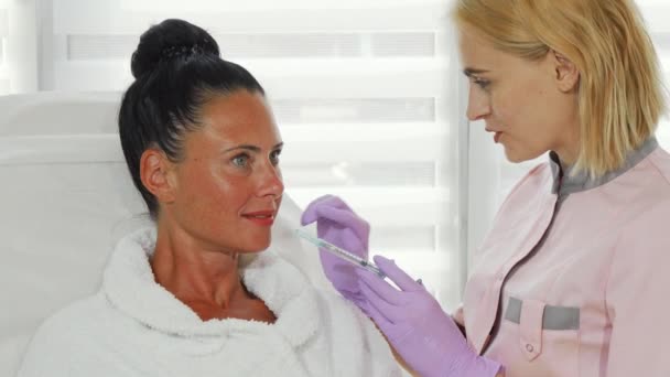 Cosmetologo professionista parlando con il suo cliente femminile — Video Stock