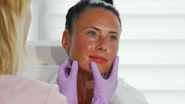 Piękne dojrzałe kobiety na badania dermatologiczne skóry — Wideo stockowe