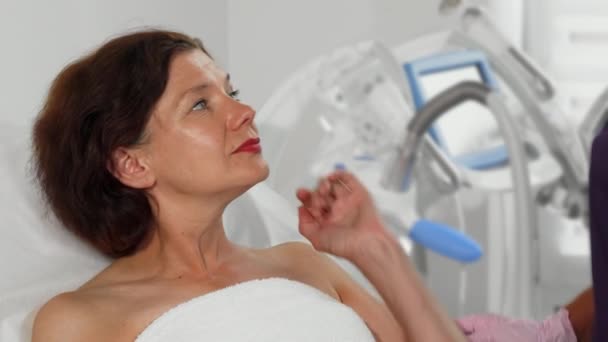 Mulher de meia-idade obtendo sua pele examinada pelo dermatologista — Vídeo de Stock