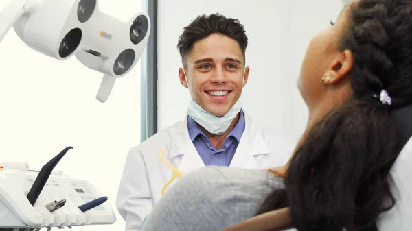 Guapo dentista masculino trabajando con su paciente —  Fotos de Stock