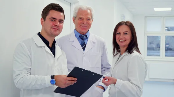 Male doctor holding clipboard in his hand — Stock Photo, Image