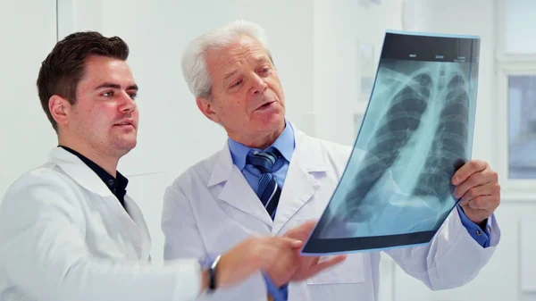 Dois médicos olham para o raio-X. — Fotografia de Stock