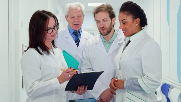 Medical team looks at clipboard — Stock Photo, Image