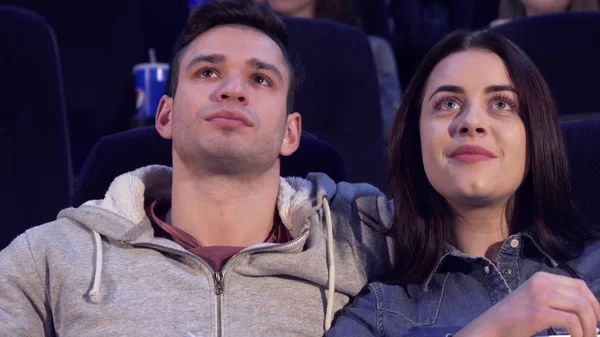 Pareja ve película en el cine — Foto de Stock