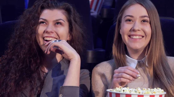 Girls share impressions at the movie theater — Stock Photo, Image