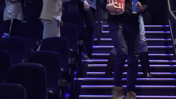 Sevgiyle uzak sinema salonu gidiş