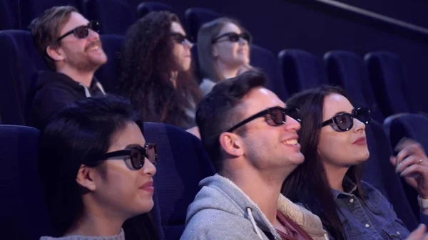 As pessoas riem-se do cinema — Fotografia de Stock