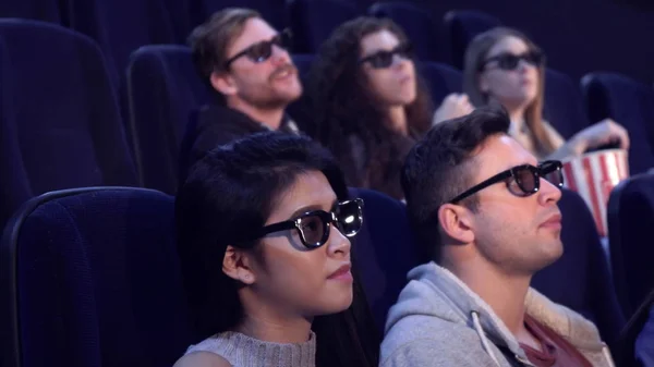 La gente ve películas en 3D en el cine — Foto de Stock