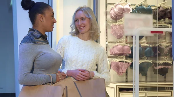 Γυναίκες συζητούν σουτιέν και κιλότες κοντά στο κατάστημα για εσώρουχα — Φωτογραφία Αρχείου