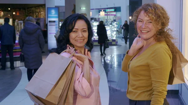 Женщины возвращаются в торговый центр — стоковое фото
