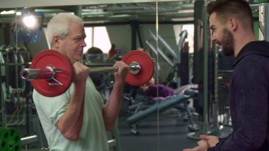 Eğitmen vermek halter için üst düzey istemci