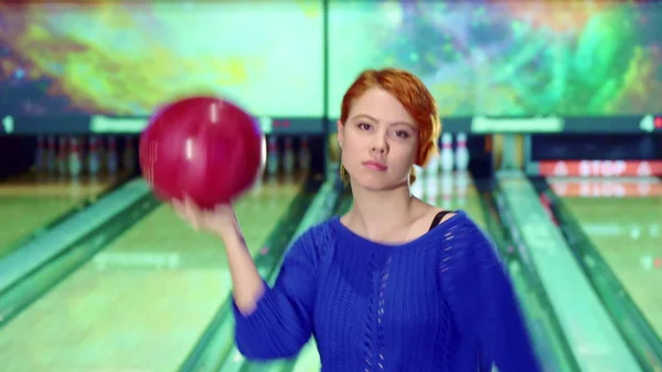 Flicka spins med bowlingklot i hennes händer — Stockfoto