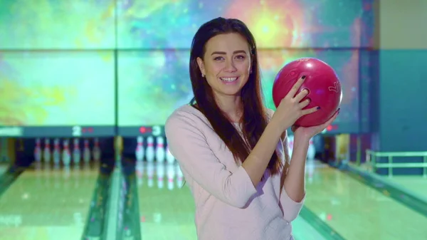 Girl poses with bowling ball — Stock Photo, Image