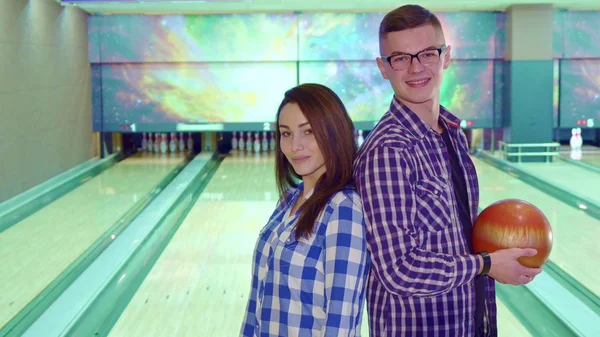 Fiú és lány egymásra nézni a bowling: — Stock Fotó