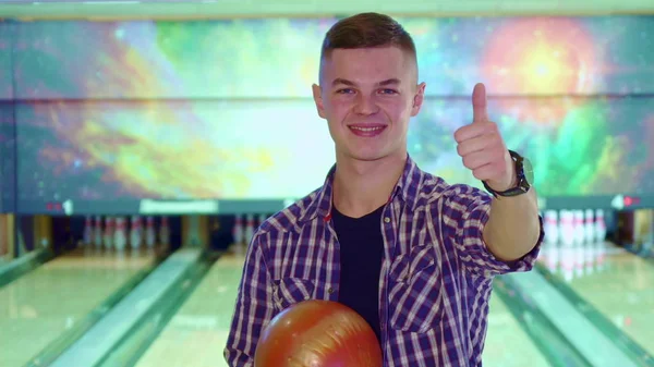Guy approves bowling — Stock Photo, Image