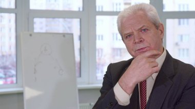 Üst düzey işadamı çenesini losyonları