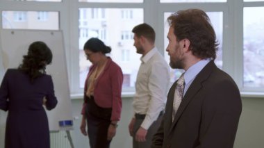 İşadamı pozlar ofiste orta yaşlı